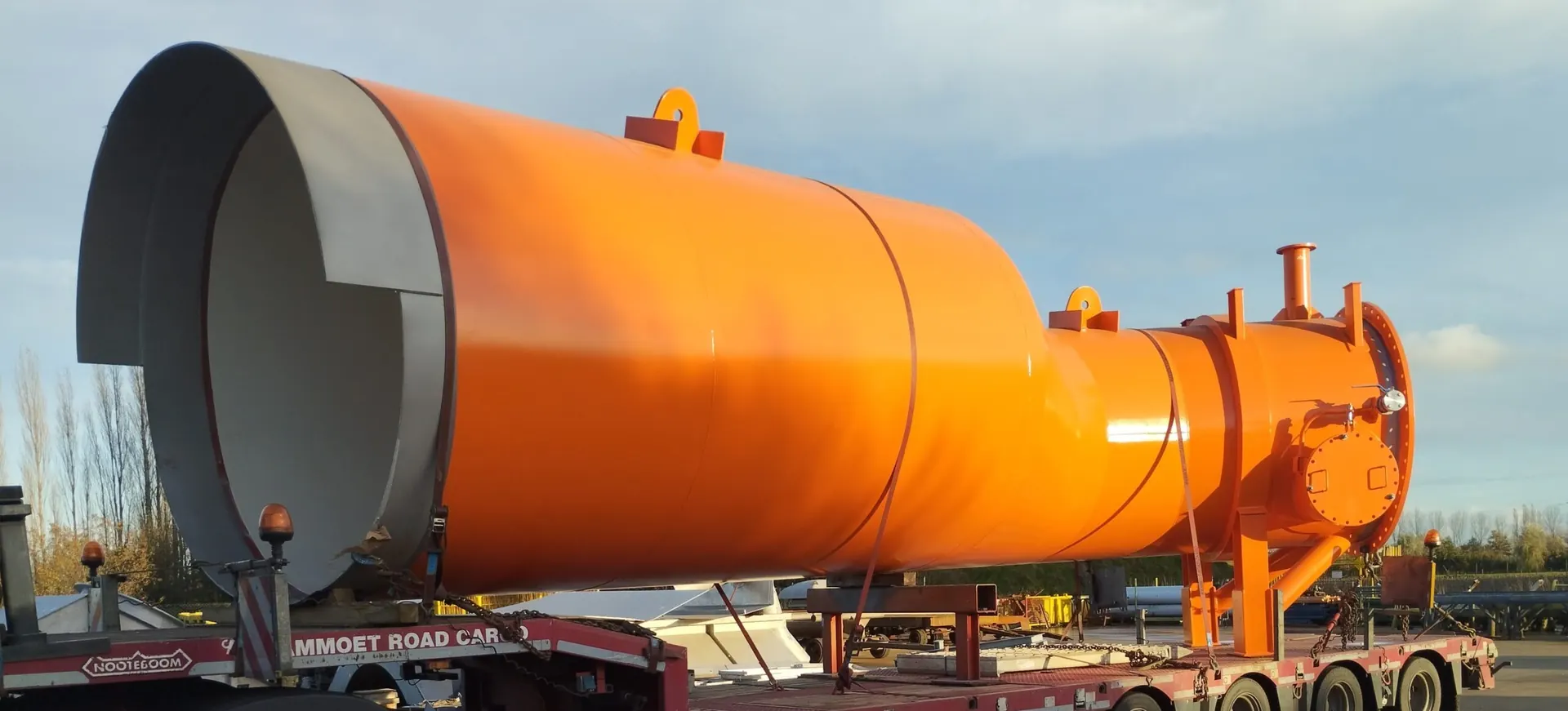 Grote oranje staalconstructie in de AMC-werkplaats in Lokeren