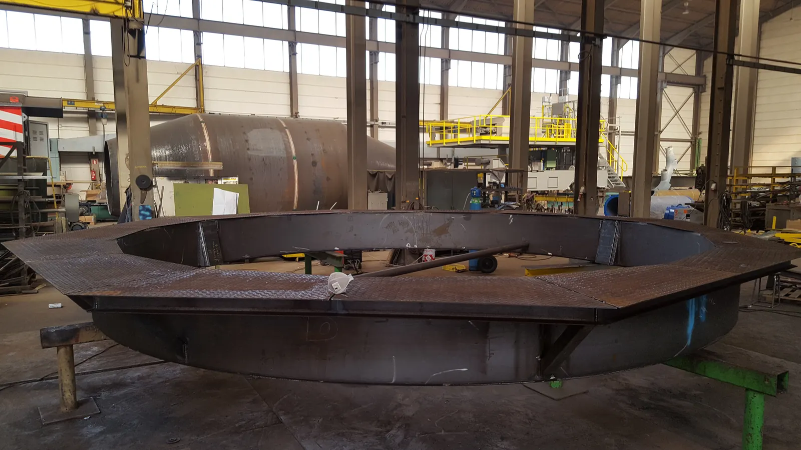 Converter bottom manipulator: Production and erection, image 8