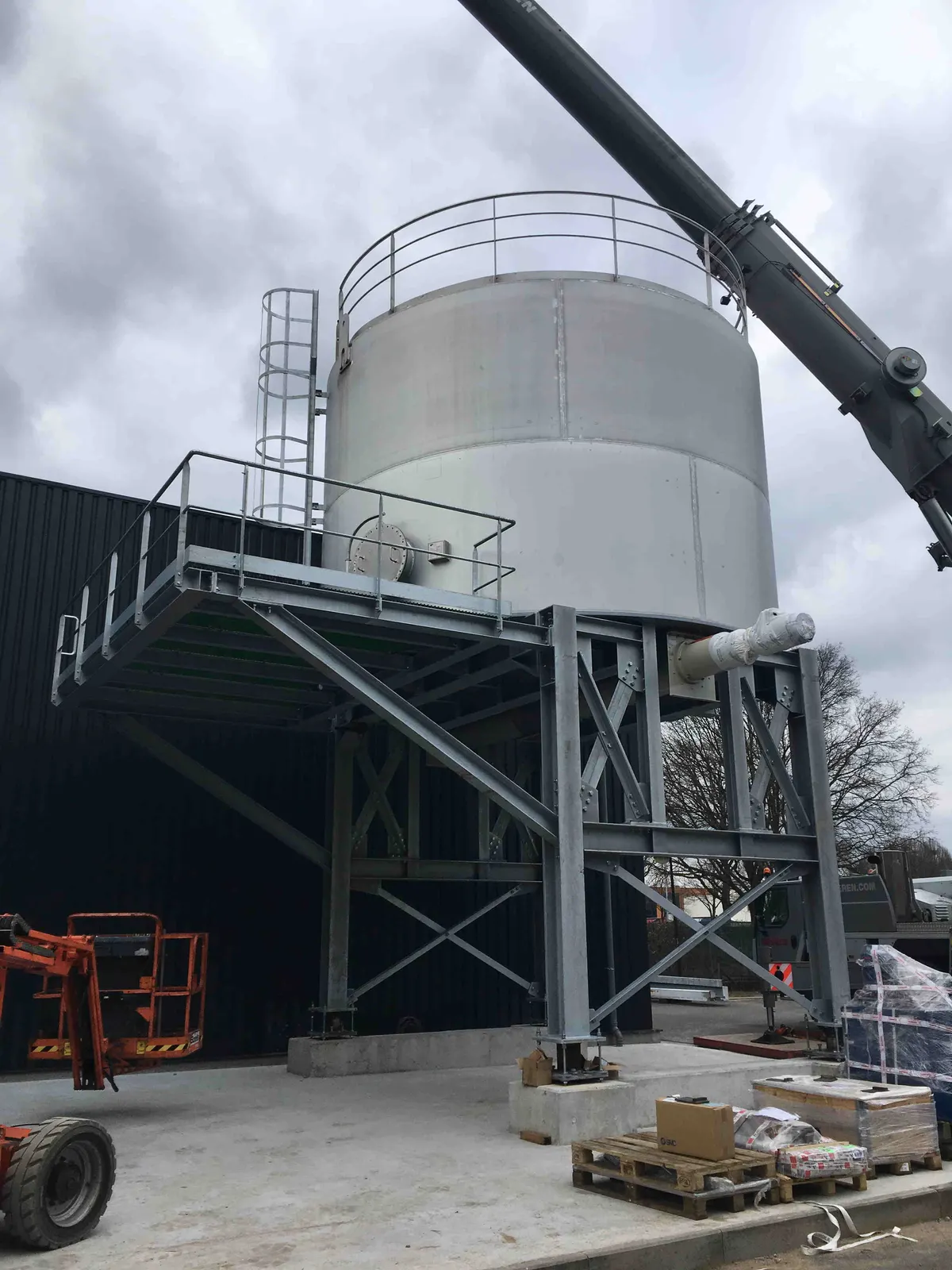 Montage eines Schlammlagersilos
