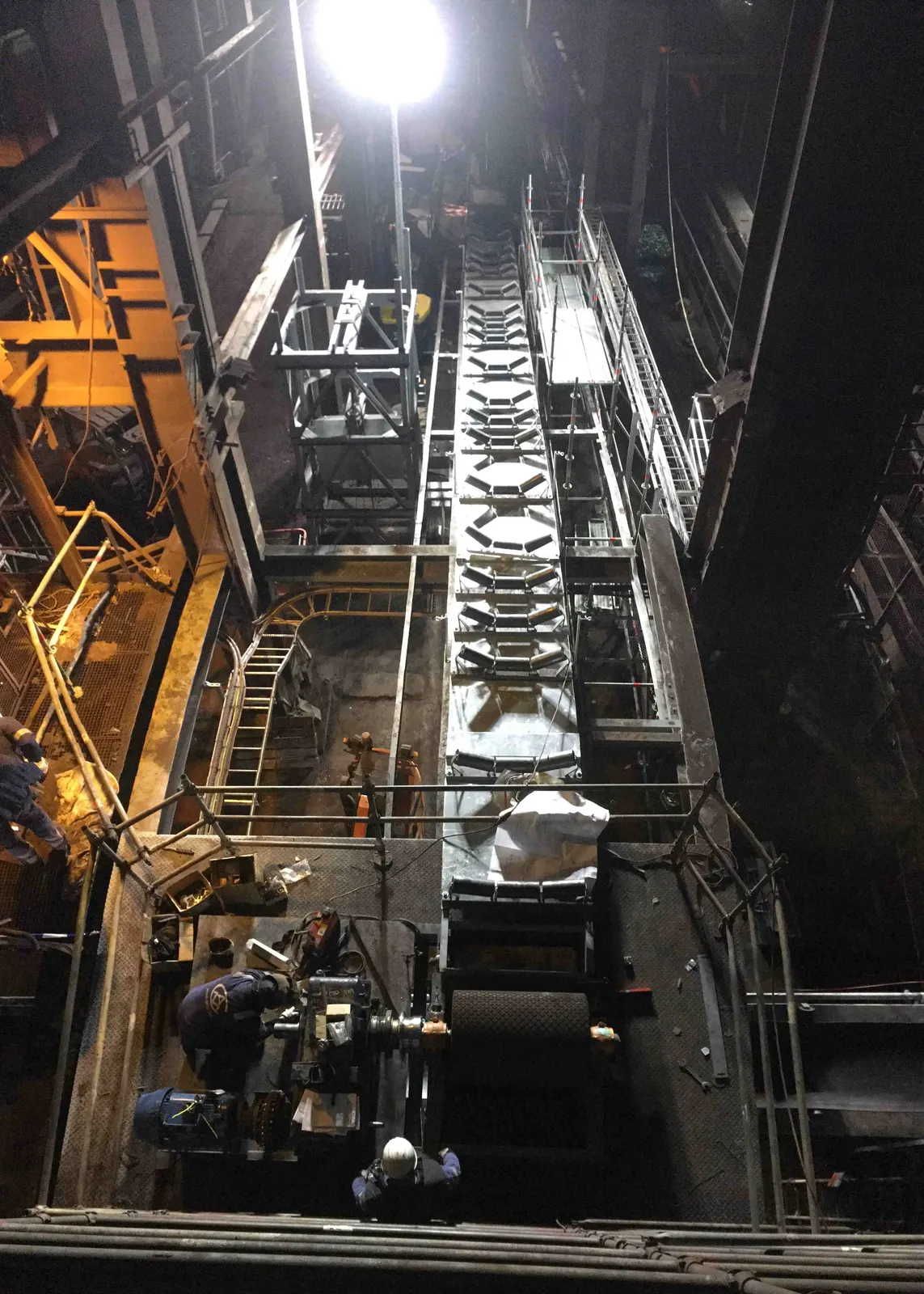 Production et montage d'un convoyeur pour une installation d'agglomération