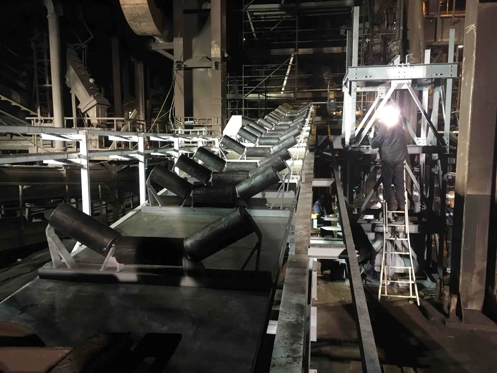 Production et montage d'un convoyeur pour une installation d'agglomération, image 2