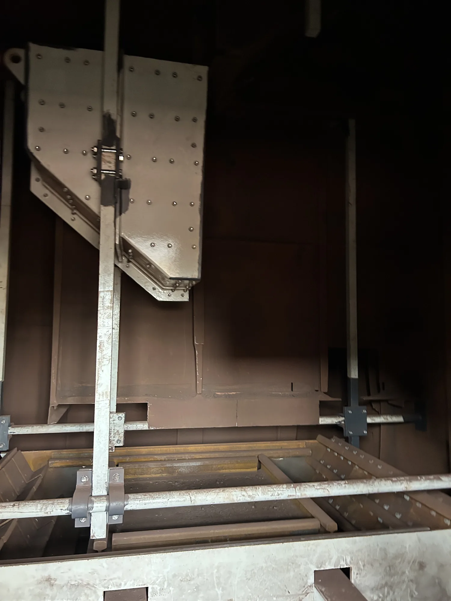 Austausch der Bunkerauslaufschurren, bild 10