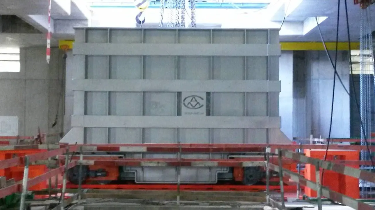Zinkkessel für den Verzinkungsprozess in einem Stahlwerk: Fertigung und Montage vor Ort, bild 8