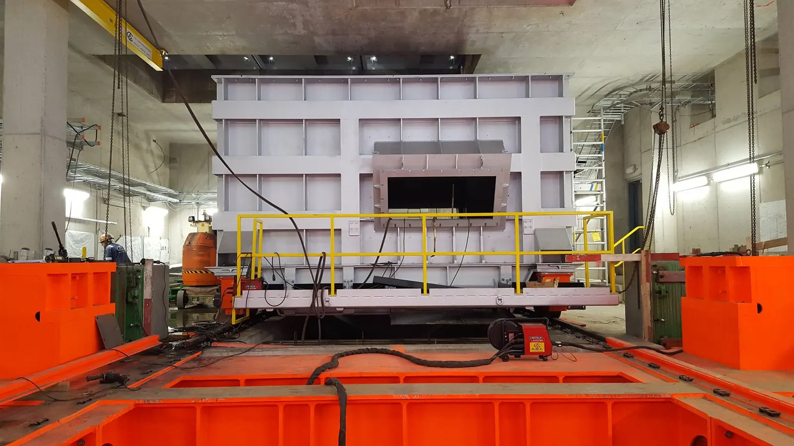 Zinkkessel für den Verzinkungsprozess in einem Stahlwerk: Fertigung und Montage vor Ort