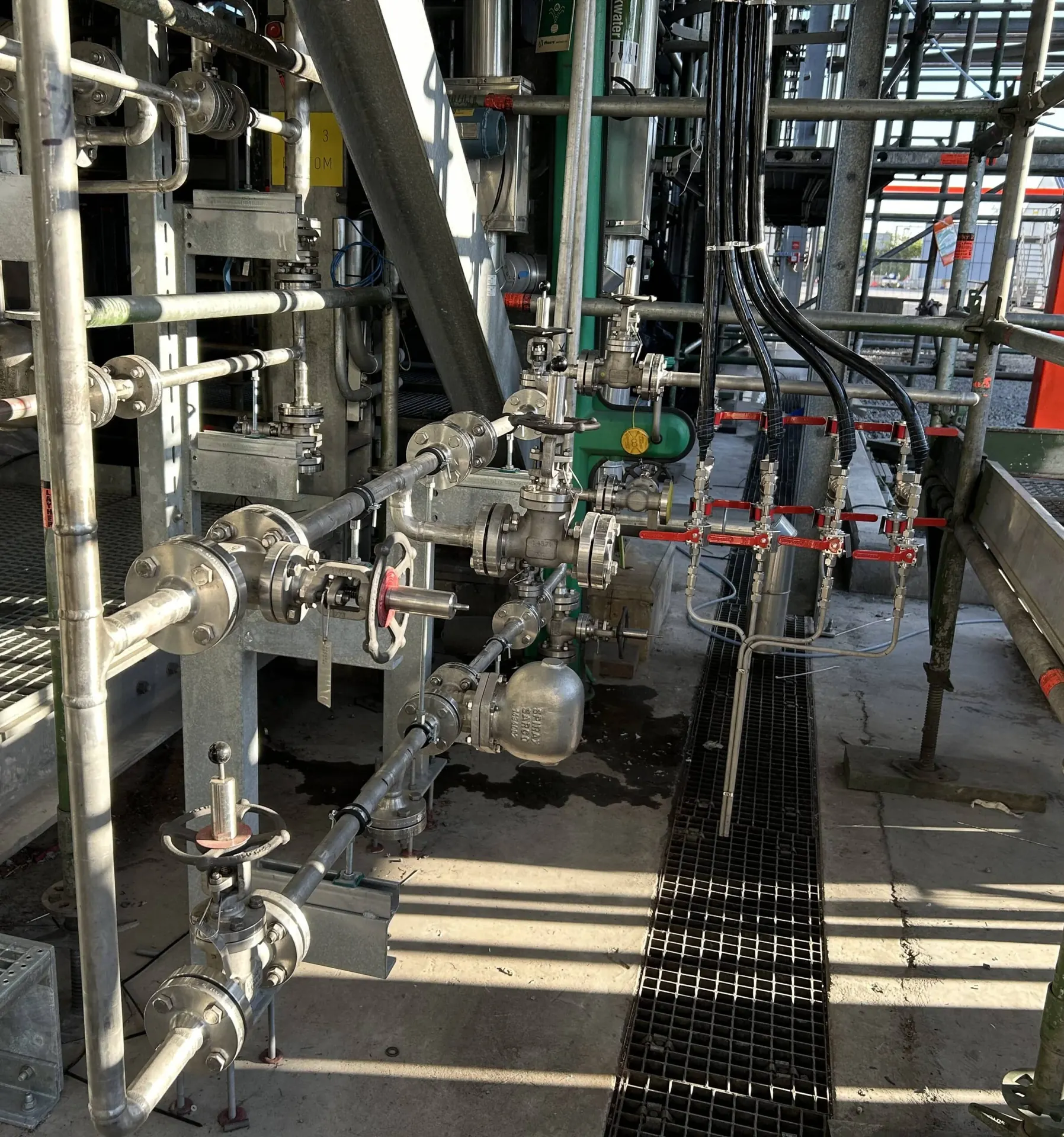 Industriële leidinginstallatie, geprefabriceerd en gemonteerd door AMC